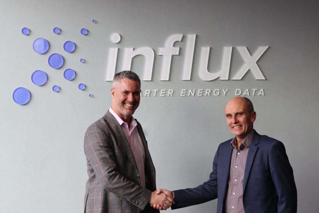 Photo (L-R): Intellihub New Zealand CEO Lindsay Cowley and The Lines Company Chief Executive Mike Fox. 
